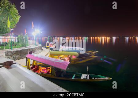 Shree Nagar, Jammu und Kaschmir, Indien-31. August 2014 : Dal See am Abend, Hausboote auf Wasser mit Abendhimmel im Hintergrund schwimmen. Stockfoto