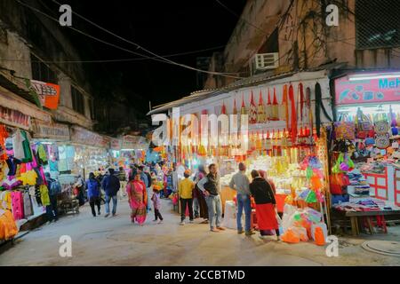 Haridwar, Garhwal, Indien - 3. November 2018 : Nachtbild von Motibazar, einem berühmten Marktplatz für Touristen, die Haridwar besuchen. Stockfoto