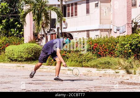 Junger Mann bei einem informellen Badminton-Training auf der Straße. Stockfoto