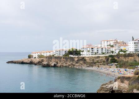 Schöne breite Aufnahme des Strandes von Nerja, Spanien Stockfoto