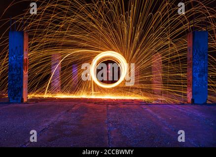Feuerfotografie aus Stahlwolle, aufgenommen bei Langzeitbelichtung, mit abstrakten Formen. Stockfoto