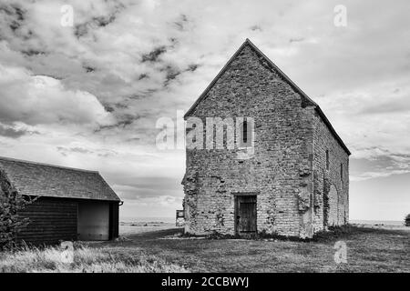 Die Kapelle St. Peter-on-the-Wall, Bradwell-on-Sea, Essex, ist ein denkmalgeschütztes Gebäude und gehört zu den ältesten intakten christlichen Kirchen in England. Stockfoto