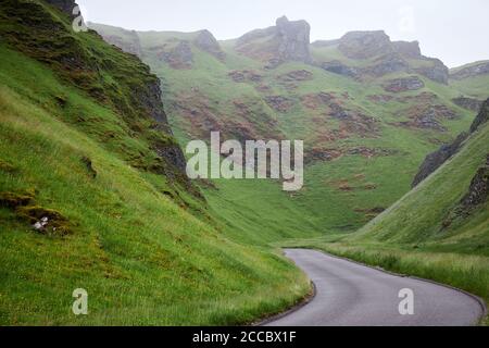 Winnats Pass in der Nähe von Castleton im Derbyshire Peak District Stockfoto