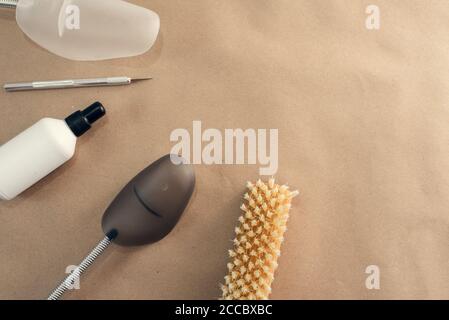 Formhalter, Bürsten und Bürsten zum Reinigen, Lackieren und Reparieren von Schuhen. Ein Satz von Objekten und Werkzeugen für die Arbeit eines Schuhmeisters. Stockfoto