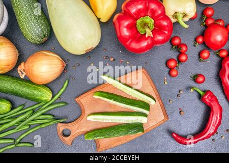 Gehackte Gurke auf einem Holzbrett mit Gemüse flach legen Stockfoto