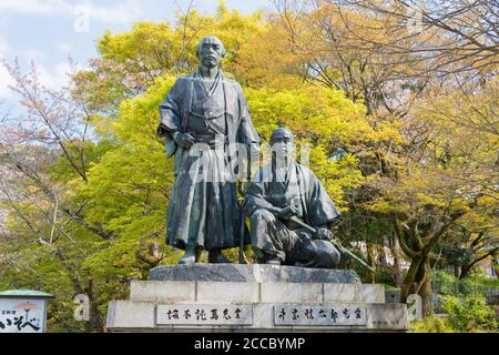 Kyoto, Japan - Apr 09 2020 - Statuen von Sakamoto Ryoma und Nakaoka Shintaro im Maruyama Park in Kyoto, Japan. Stockfoto