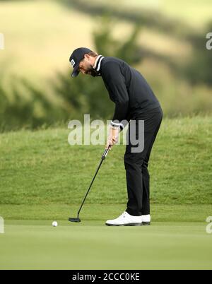 Englands Matthew Baldwin setzt am zweiten Tag der ISPS Handa Wales Open im Celtic Manor Resort auf das erste Grün. Stockfoto