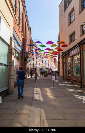 Eine farbige Darstellung der Schirme, die obenliegend in der Fürstbischöfe Shopping Precinct in Durham, England, Großbritannien Stockfoto