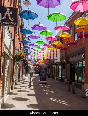 Eine farbige Darstellung der Schirme, die obenliegend in der Fürstbischöfe Shopping Precinct in Durham, England, Großbritannien Stockfoto