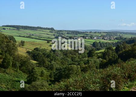 Lange Ansicht von Stanbury von Haworth Moor, Bronte Country, Haworth Moor, West Yorkshire Stockfoto