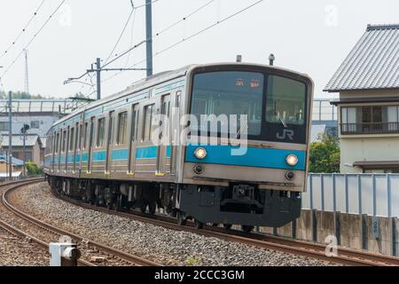 Geben Sie 205 auf der Nara Line Ansicht von der Nähe Inari Station in Fushimi, Kyoto, Japan. Die Nara-Linie ist eine Pendlerbahnlinie, die von der West Japan Railway betrieben wird Stockfoto