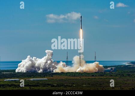 CAPE CANAVERAL, USA - 18. August 2020 - am Dienstag, den 18. August um 10:31 Uhr EDT startete SpaceX seine elfte Starlink-Mission, zu der 58 Starl gehörten Stockfoto