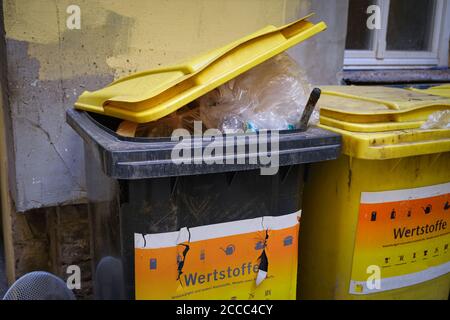 Mülltonnen für Kunststoff- und E-Abfallrecycling in Berlin. Stockfoto
