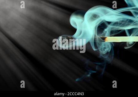 Rauch von einem Spiel, das nur löschte war Stockfoto