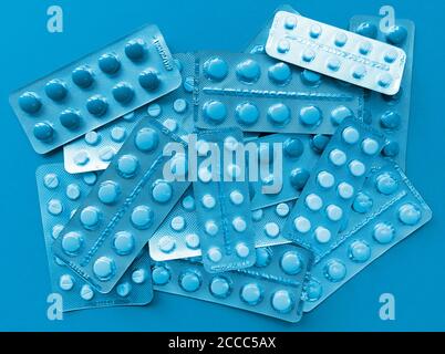 Ein Haufen Pillen in Blasen. Medizinisches Konzept. Blaues Schwarzweiß-Stock-Fotografie. Stockfoto
