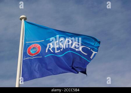UEFA-Respect-Kampagne gegen Rassismus und zur Förderung der Arbeit an Einheit und Respekt über Geschlecht, Rasse, Religion und Fähigkeiten hinweg Foto von Tony Henshaw Stockfoto