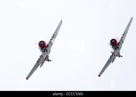 Zwei der weltbekannten Geico Skytypers, die ihre T-6 Texans in Formation auf der Westfield Airshow 2017 fliegen. Stockfoto