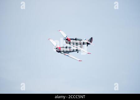 Zwei der weltbekannten Geico Skytypers fliegen mit ihren T-6 Texans auf der Westfield Airshow 2017. Stockfoto