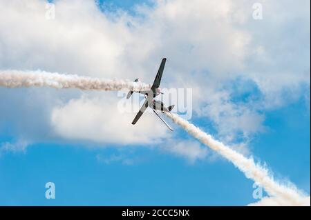 Zwei der weltbekannten Geico Skytypers Air Show fliegen direkt aufeinander bei einer Demonstration auf der Westfield Airshow 2017. Stockfoto