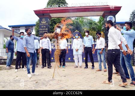 Nagaon, Assam, Indien. August 2020. Studenten verbrennen das Bildnis des prominenten Schauspielers von Assam Jatin Bora, weil er sich wieder in BJP eingefunden hat, der während des CAA-Protests von der Bharatiya Janata Party zurückgetreten ist, vor dem GNDG Commerce College in Nagaon, Assam Credit: DIGANTA TALUKDAR/Alamy Live News Stockfoto