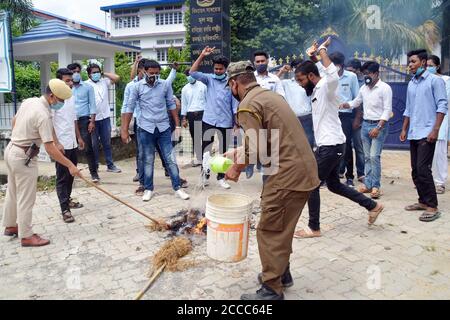 Nagaon, Assam, Indien. August 2020. Studenten verbrennen das Bildnis des prominenten Schauspielers von Assam Jatin Bora, weil er sich wieder in BJP eingefunden hat, der während des CAA-Protests von der Bharatiya Janata Party zurückgetreten ist, vor dem GNDG Commerce College in Nagaon, Assam Credit: DIGANTA TALUKDAR/Alamy Live News Stockfoto