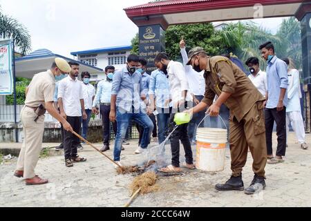 Nagaon, Assam, Indien. August 2020. Studenten verbrennen das Bildnis des prominenten Schauspielers von Assam Jatin Bora, weil er sich wieder in BJP eingefunden hat, der während des CAA-Protests von der Bharatiya Janata Party zurückgetreten ist, vor dem GNDG Commerce College in Nagaon, Assam Credit: DIGANTA TALUKDAR/Alamy Live News Stockfoto