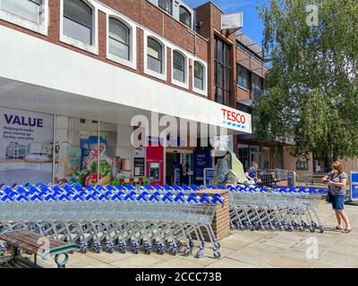 Tesco Supermarket, High Street, Egham, Surrey, England, Vereinigtes Königreich Stockfoto