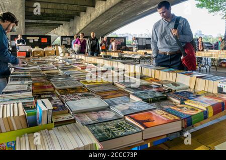 Leute, die an den Buchständen der Southbank unter der Waterloo Bridge in London stöbern. Stockfoto