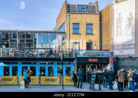 Menschen vor dem Young Vic Theater in the Cut, Waterloo, während einer Matinee-Aufführung von Macbeth. Stockfoto