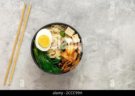 Vegetarische Nudelramen mit Tofu und Kimchi Stockfoto