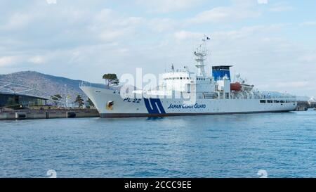 Kagawa, Japan - Japanisches Patrouillenschiff der Küstenwache der Miura-Klasse (PL-22) im Hafen von Takamatsu in Takamatsu, Kagawa, Japan. Stockfoto