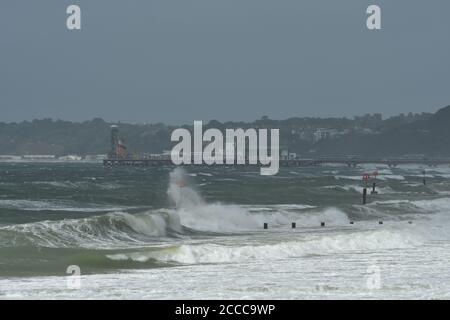 Sturm Ellen schlägt die Südküste von England auf dem Höhepunkt der Sommerferiensaison mit Windböen von bis zu 60 mph und einer Flut. Boscombe, Bournemouth, Dorset, Großbritannien, 21. August 2020 Stockfoto