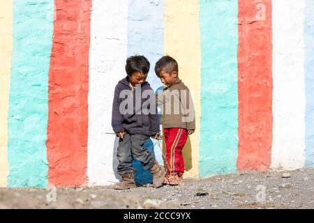 Jhong, Nepal - 17. November 2015: Kleine nepalesische Jungen spielen auf der Dorfstraße. Stockfoto