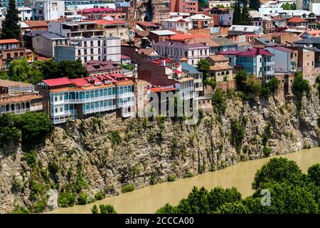 Tiflis, Georgien - 15. Juni 2016: Alte Tiflis, die Häuser der Avlabari Bezirk auf der felsigen Ufer der Kura. Stockfoto