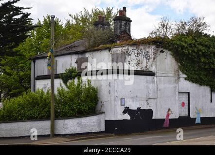 Stilles Gebäude mit Street Art, kilcoole, Grafschaft wicklow, irland Stockfoto