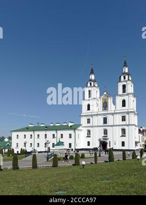 Die Menschen bei der Heilig-Geist-Kathedrale in Minsk, Weißrussland, die zentrale Kathedrale der Weißrussischen Orthodoxen Kirche Stockfoto