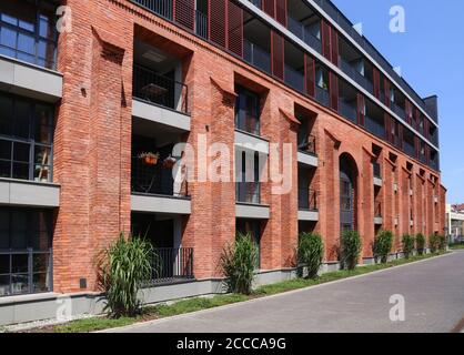 Krakau. Krakau. Polen. Altes Fabrikgebäude wurde in ein Mehrfamilienhaus umgewandelt. Rote Ziegelfassade. Stockfoto