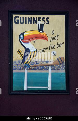 Guinness Poster mit Tukan und hurley Stockfoto