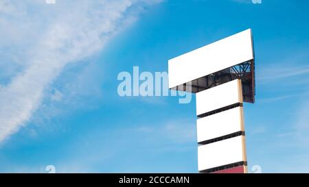 Mock up Bild: Vier leere weiße Plakatwände oder große Displays auf Turm und Wolken gegen blauen Himmel. Modell, isolierter weißer Bildschirm, Hintergrund Stockfoto