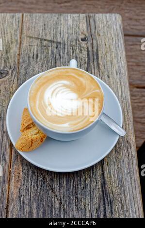 FLACHER WEISSER KAFFEE Stockfoto