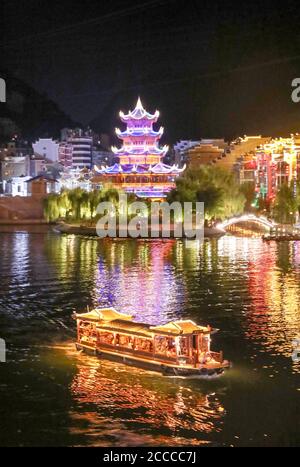 Zhenyuan, Zhenyuan, China. August 2020. Zhenyuan, Guizhou, Zhenyuan County, Qiandongnan Miao und Dong Autonome Präfektur, Guizhou, unter der Anleitung des Konzepts ''klares Wasser und grüne Berge sind goldene und silberne Berge''', entwickelt energisch Wasserwirtschaft, Bergwirtschaft, Nachtwirtschaft und Gourmet-Wirtschaft, indem sie sich auf Zhenyuan antike Stadt und Hewuyang Fluss. Als die Epidemie nachließ, begann sich der Tourismus in der Gegend stark zu erholen und zog Touristen aus dem ganzen Land an. Kredit: ZUMA Press, Inc./Alamy Live Nachrichten Stockfoto