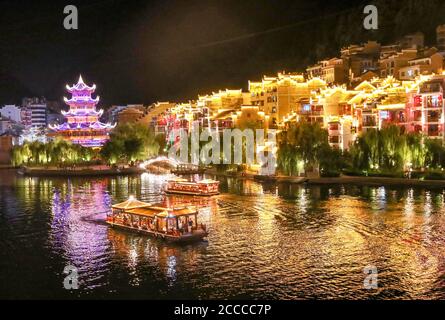 Zhenyuan, Zhenyuan, China. August 2020. Zhenyuan, Guizhou, Zhenyuan County, Qiandongnan Miao und Dong Autonome Präfektur, Guizhou, unter der Anleitung des Konzepts ''klares Wasser und grüne Berge sind goldene und silberne Berge''', entwickelt energisch Wasserwirtschaft, Bergwirtschaft, Nachtwirtschaft und Gourmet-Wirtschaft, indem sie sich auf Zhenyuan antike Stadt und Hewuyang Fluss. Als die Epidemie nachließ, begann sich der Tourismus in der Gegend stark zu erholen und zog Touristen aus dem ganzen Land an. Kredit: ZUMA Press, Inc./Alamy Live Nachrichten Stockfoto