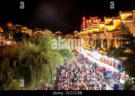 Zhenyuan, Zhenyuan, China. August 2020. Zhenyuan, Guizhou, Zhenyuan County, Qiandongnan Miao und Dong Autonome Präfektur, Guizhou, unter der Anleitung des Konzepts ''klares Wasser und grüne Berge sind goldene und silberne Berge''', entwickelt energisch Wasserwirtschaft, Bergwirtschaft, Nachtwirtschaft und Gourmet-Wirtschaft, indem sie sich auf Zhenyuan antike Stadt und Hewuyang Fluss. Als die Epidemie nachließ, begann sich der Tourismus in der Gegend stark zu erholen und zog Touristen aus dem ganzen Land an. Kredit: ZUMA Press, Inc./Alamy Live Nachrichten Stockfoto