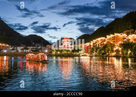 Zhenyuan, Zhenyuan, China. August 2020. Zhenyuan, Guizhou, Zhenyuan County, Qiandongnan Miao und Dong Autonome Präfektur, Guizhou, unter der Anleitung des Konzepts ''klares Wasser und grüne Berge sind goldene und silberne Berge''', entwickelt energisch Wasserwirtschaft, Bergwirtschaft, Nachtwirtschaft und Gourmet-Wirtschaft, indem sie sich auf Zhenyuan antike Stadt und Hewuyang Fluss. Als die Epidemie nachließ, begann sich der Tourismus in der Gegend stark zu erholen und zog Touristen aus dem ganzen Land an. Kredit: ZUMA Press, Inc./Alamy Live Nachrichten Stockfoto