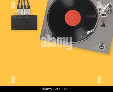 Vintage Plattenspieler mit Vinyl LP Platte. Draufsicht. Stockfoto