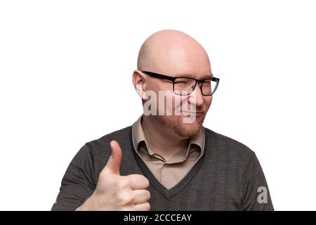 Der Mann zwinkert und zeigt ein Daumen hoch Zeichen, isoliert auf weißem Hintergrund Stockfoto