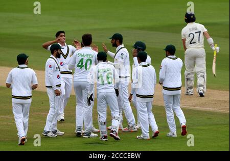 Pakistans Shaheen Afridi (vierter links) feiert mit seinen Teamkollegen, nachdem er Englands Rory Burns (rechts) am ersten Tag des dritten Testmatches im Ageas Bowl in Southampton abgesetzt hat. Stockfoto