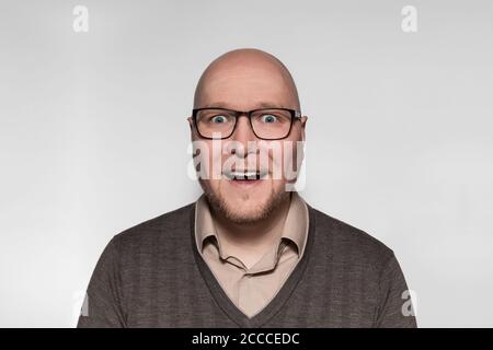 Emotionales männliches Gesicht - Entzücken Mann Stockfoto