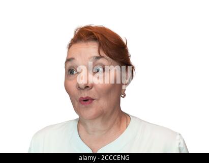 Nahaufnahme Porträt der überraschten älteren Frau isoliert auf weiß Stockfoto