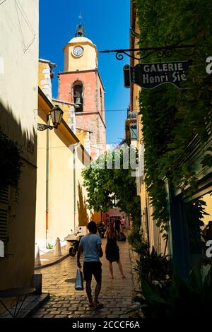 Europa. Frankreich. Var (83). Saint-Tropez. Menschen, die in den Gassen der Altstadt spazieren Stockfoto